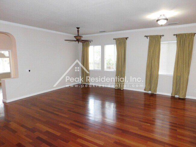 Foto del edificio - Very Nice Roseville 4bd/3ba Home with 3 Ca...