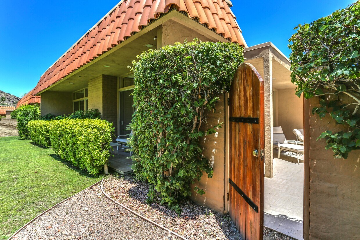 Primary Photo - 555 W Baristo Rd