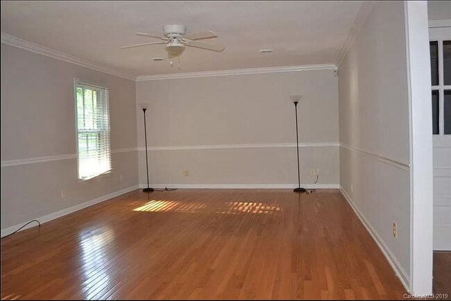 Livingroom - 512 Anne Ave