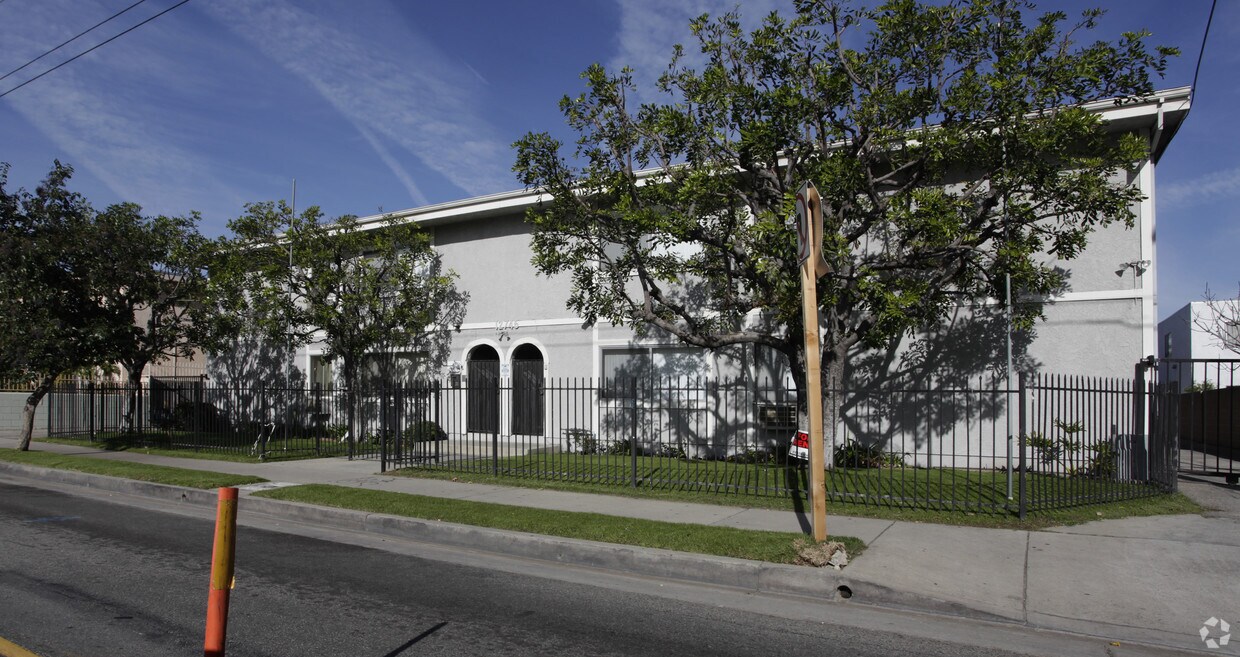 Building Photo - 12745 Vanowen St