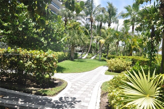 Building Photo - 8877 Collins Ave