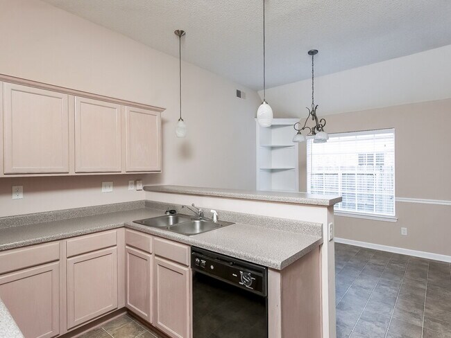 Building Photo - 1596 Far Dr