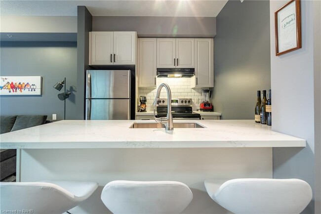 Kitchen - 85 Robinson St