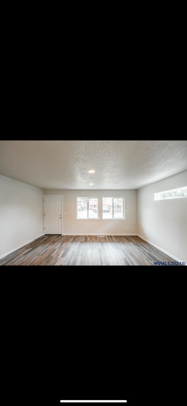 Building Photo - 948 Bever Dr NE