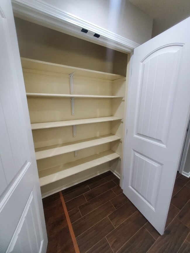 Foto del edificio - Freshly Updated, One Level Ranch, No Steps...