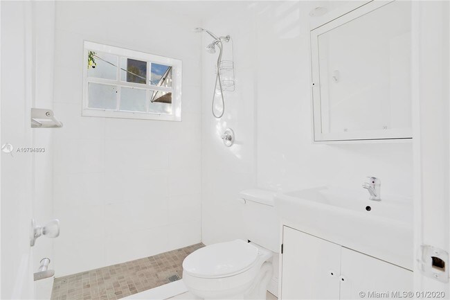 Foto del edificio - 551 NE 61st St