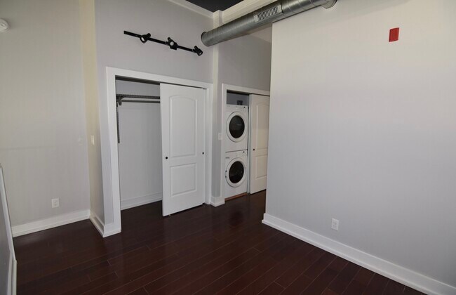 Building Photo - 1235 E Columbia Ave