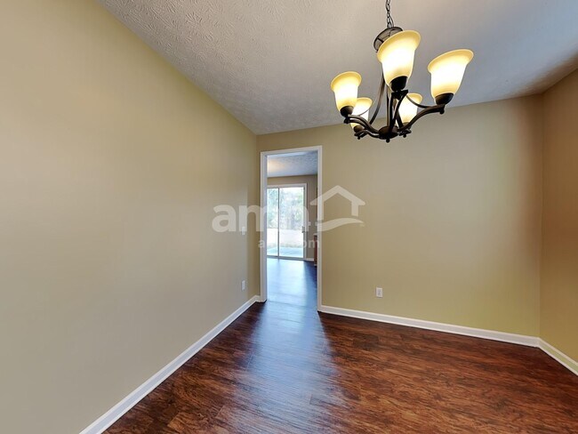 Foto del edificio - 7071 Hillcrest Chase Ln