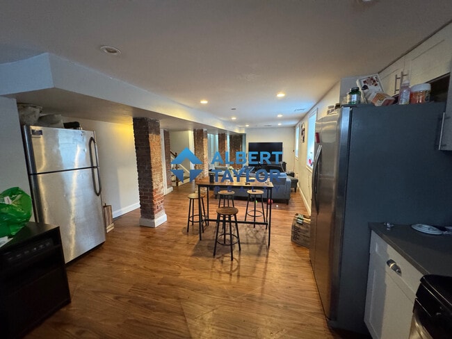 Building Photo - 998 Tremont St