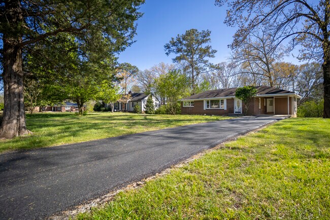 Foto del edificio - 2631 Lakeridge Cir NW