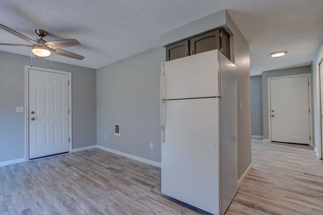 Building Photo - 3 bedrooms! Massive fenced yard!