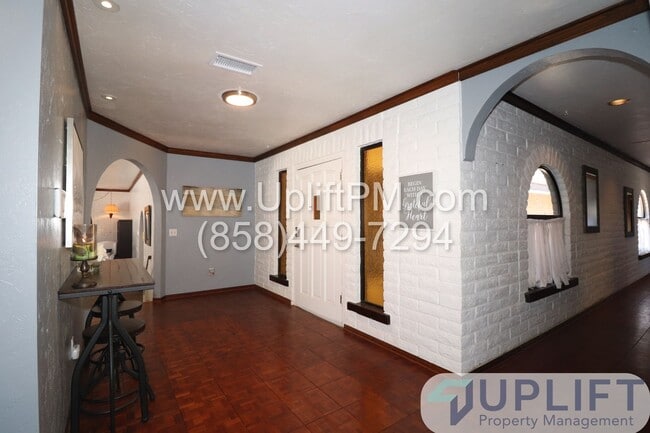 Foto del edificio - Split level, 3,000+ sqft home in the Estat...