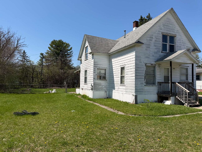 Building Photo - 2 bed, 1 bath Lower Unit in Duplex Available!