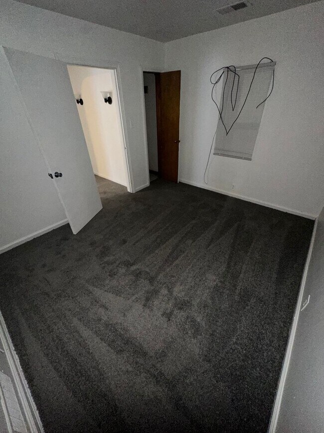 Foto del edificio - Large 2 Bedroom home with a Garage