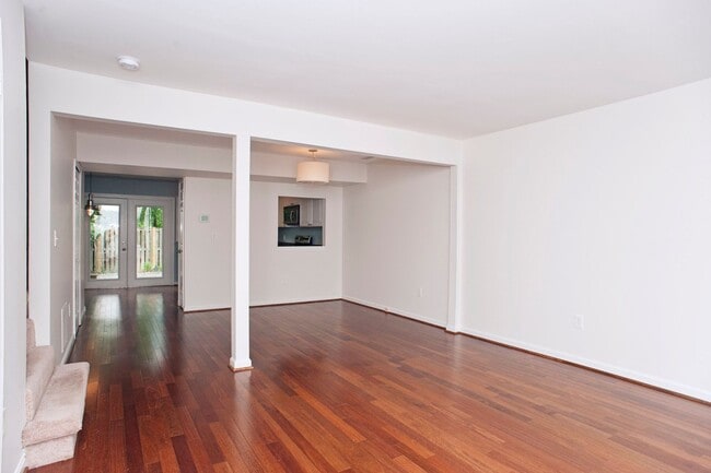 Building Photo - Coming Soon! 2 bed 2 1/2 bath townhouse in...