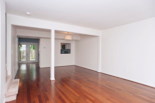 Foto del edificio - Coming Soon! 2 bed 2 1/2 bath townhouse in...