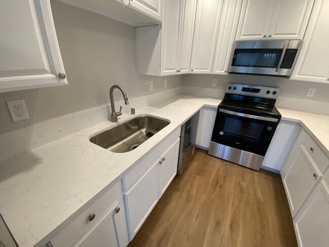 Foto del edificio - 3 Bed, 2 Bath First Floor Condo in Central...