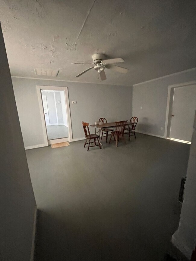 Building Photo - 2 bed 1 bath old farmhouse in Forest!