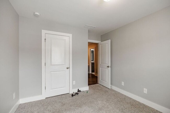 Building Photo - 38 Auburn Wds Dr