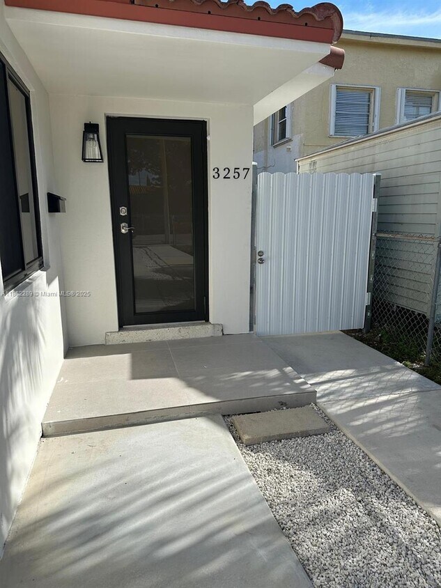 Primary Photo - 3257 SW 26th St