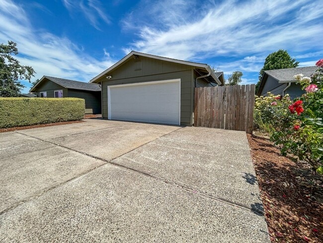 Building Photo - 1488 Warbler Dr SE