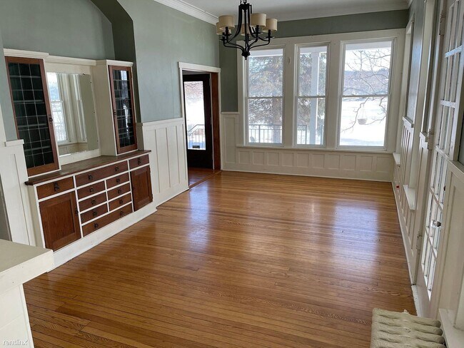 Building Photo - 4 br, 2.5 bath House - 1045 Franklin Pl