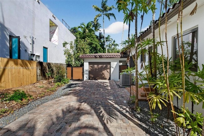 Building Photo - 465 NE 52nd St