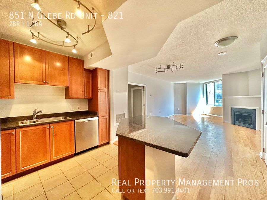 Ballston Condo w/ Den New Paint! Condo for Rent in