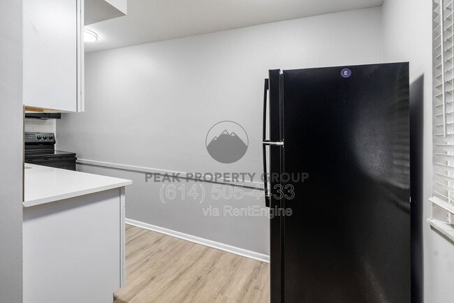 Building Photo - 558 Riverview Dr