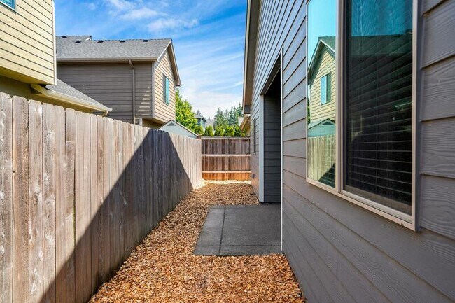 Building Photo - 1087 Taurus Loop NE