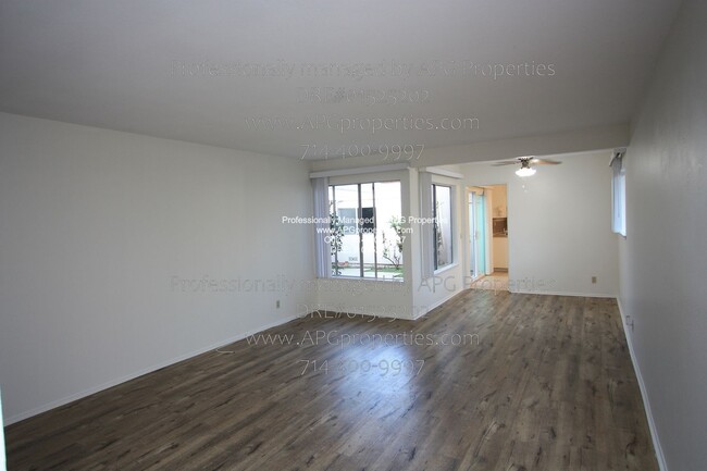 Foto del edificio - 3 Bedroom 1.5 Bathroom Townhome with a 2 c...