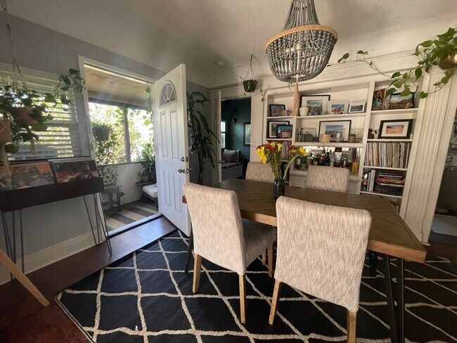 dining room - 4529 Gilbert Plz