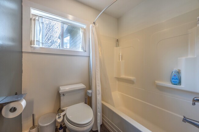 Building Photo - 4265 Belmont Dr