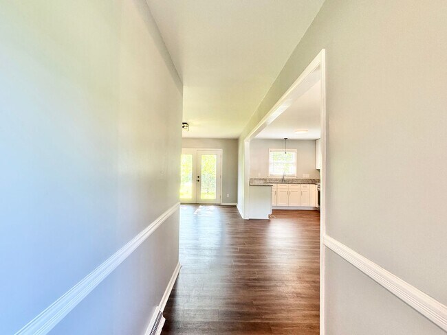 Building Photo - 3 Bedroom with Beautiful Updates Throughout