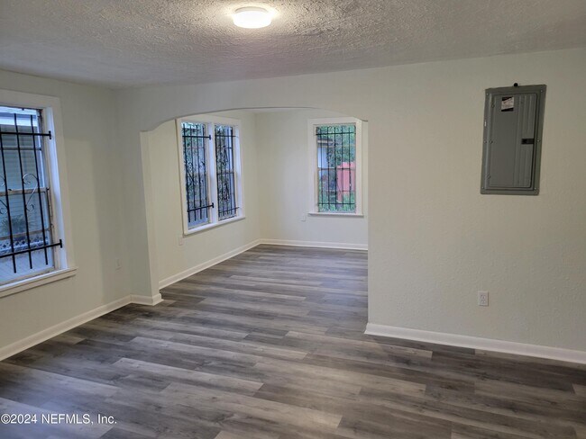 Building Photo - 1216 W 24th St