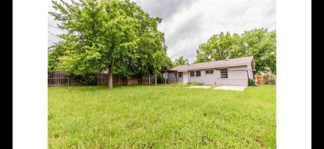 Building Photo - 910 Piedmont Dr