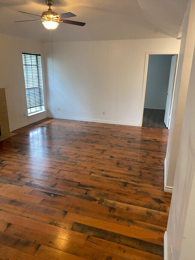 Foto del edificio - 512 E Denton Dr