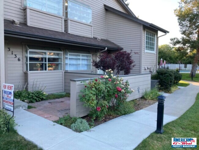 Foto del edificio - Clean single level townhome in Immaculate ...