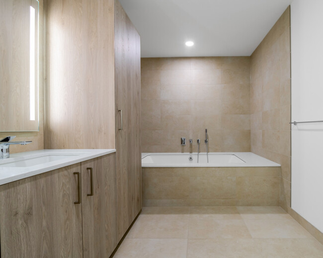Foto del edificio - 211 N Harbor Dr