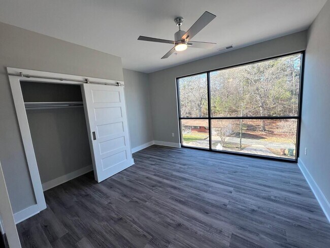 Foto del edificio - 400-402 E Chatham St