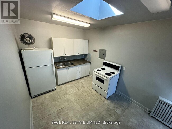 Photo du bâtiment - 2500 Kingston Rd