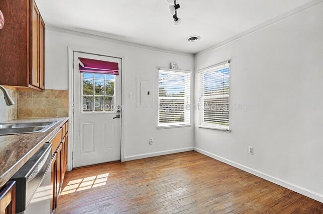 Building Photo - Mid-Century Style with Modern Comforts, Cl...
