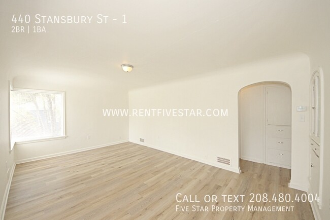 Building Photo - Charming 2 Bedroom Upstairs Apartment Avai...