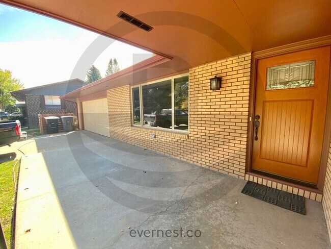 Building Photo - Charming 3-Bedroom Home in Tranquil Longmo...