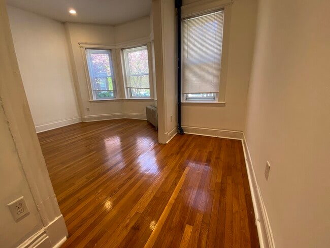 Building Photo - 54 Queensberry St