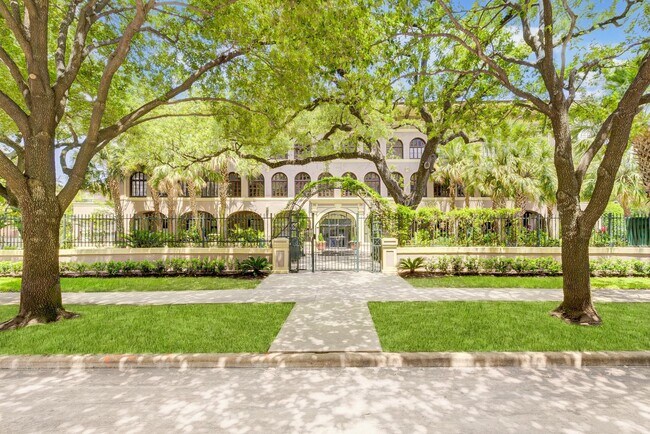 Foto del edificio - Designer condo with a private rooftop terrace