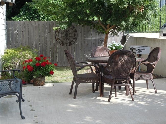 Building Photo - Furnished, All Utilities, HBO & Internet Paid