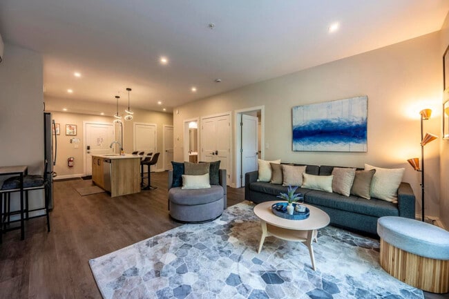 Building Photo - 901-907 7 St N