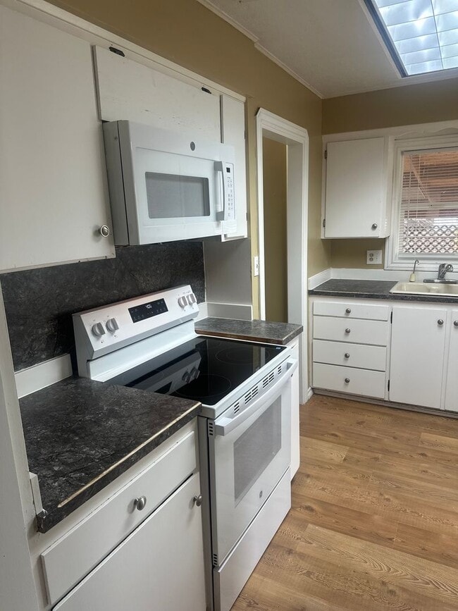 Building Photo - Room-room-room!  Fenced back yard, Private...
