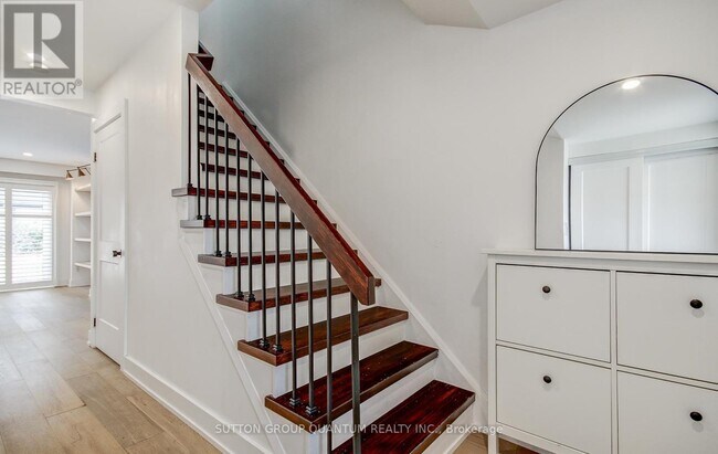 Photo du bâtiment - 20 Mineola Rd E